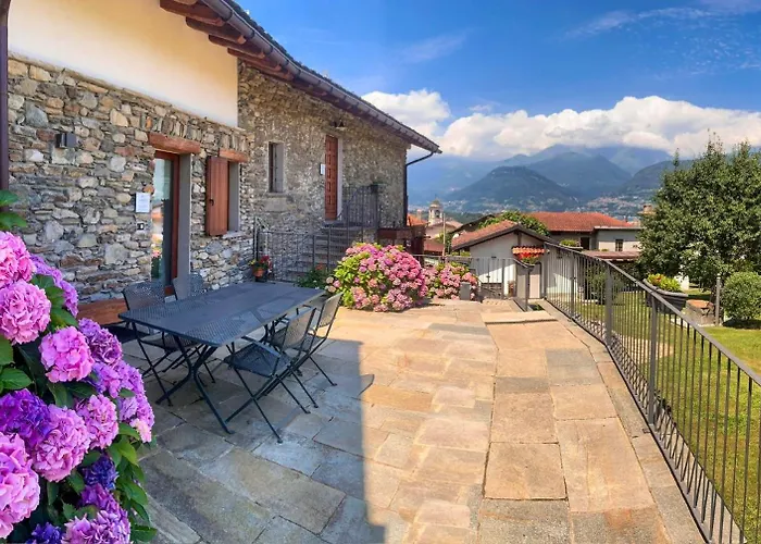 La Volta - Ancient Molino Maufet Watermill On Lake Como - Patio On The Garden